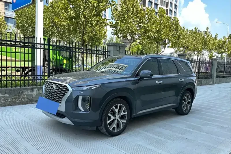 Hyundai Palisade 3.5L 4WD GLS 2021 года выпуска. Передние сиденья с подогревом и вентиляцией, подогрев сидений второго ряда, электрорегулировка водительского сиденья.