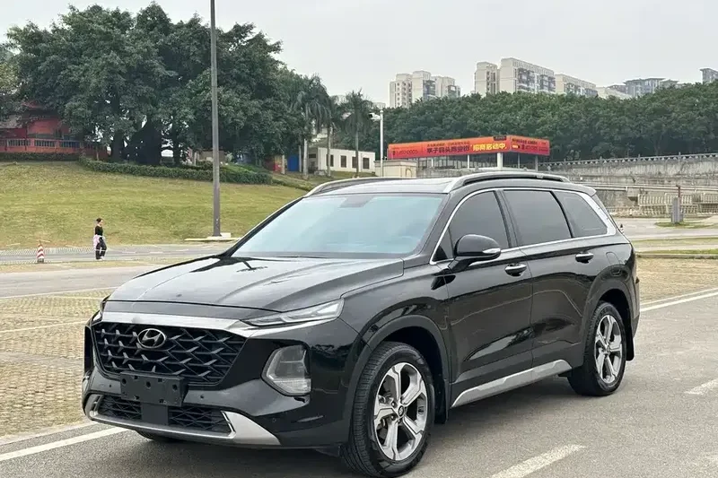 Hyundai Santa Fe Traveler 380T GDi 8AT GLX 2023 года выпуска. Тихий салон, акустическое остекление, комфортная езда для семейных и деловых поездок.