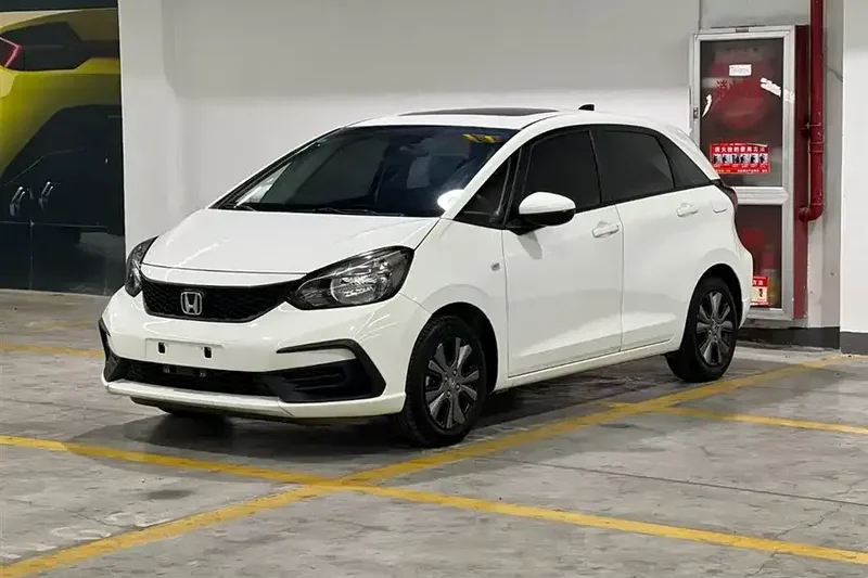Подержанный Honda Fit 1.5L CVT Trend Edition 2022 года с люком на крыше, простым управлением и хорошей топливной экономичностью