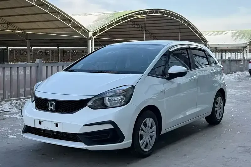 Подержанный Honda Fit 1.5L CVT Trend Edition Hatchback 2023 года выпуска. Экономичный и простой в управлении.