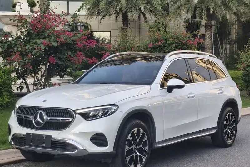 Подержанный Mercedes-Benz GLC-Class GLC 260 L 4MATIC 2023 года выпуска Динамичный 7-местный внедорожник Премиум-комфорт Полный привод Практичный семейный автомобиль для приключений