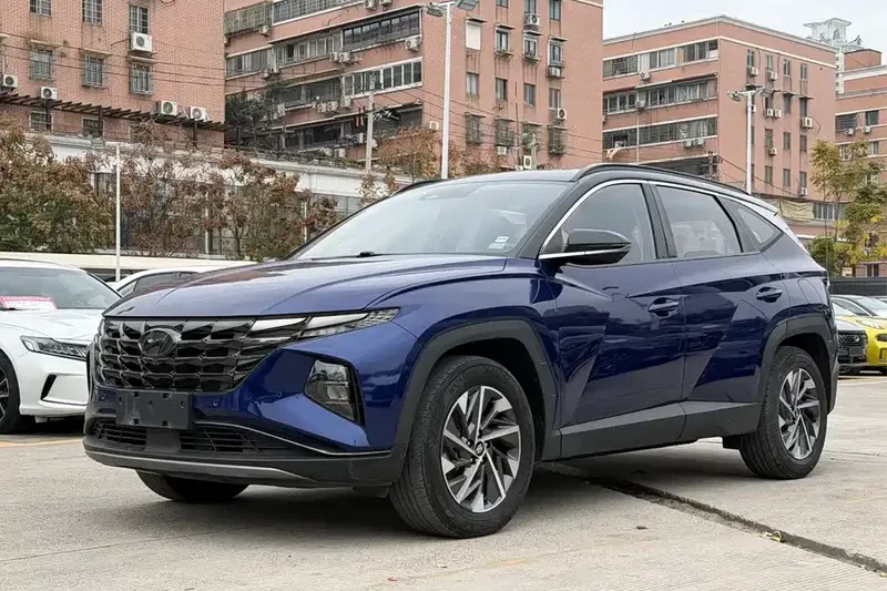 Подержанный Hyundai Tucson L HEV TOP 2022 года выпуска, комплектация Flagship, сиденья из искусственной кожи, электрорегулировка передних сидений, подогрев и вентиляция передних сидений.