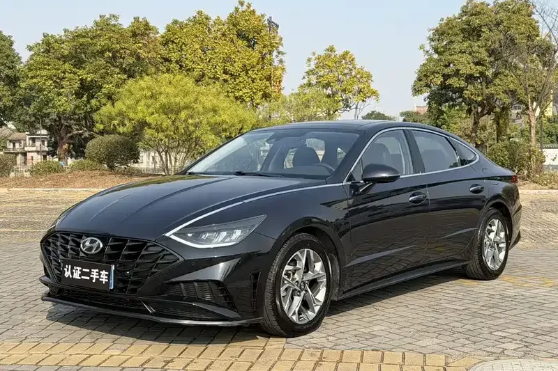 Подержанный Hyundai Sonata GLS Elite 2020 года выпуска. Сиденья из искусственной кожи, электрорегулировка передних сидений, подогрев передних сидений, поясничная поддержка водительского сиденья.