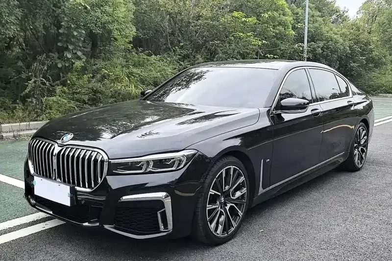 Подержанный BMW 740Li Sedan Leading Edition M Sport Package 2021 года с задним приводом и левосторонним рулем. Горячая продажа экспортного подержанного автомобиля с темным салоном.
