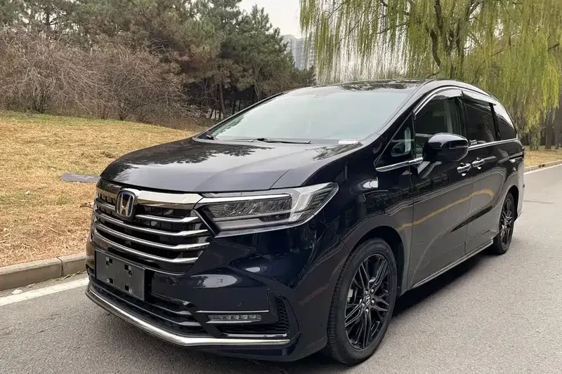 Подержанный автомобиль Honda Odyssey 2.0L eHEV Ultimate Version 2022 года выпуска — семейный минивэн с хорошей топливной экономичностью и комфортной ездой.
