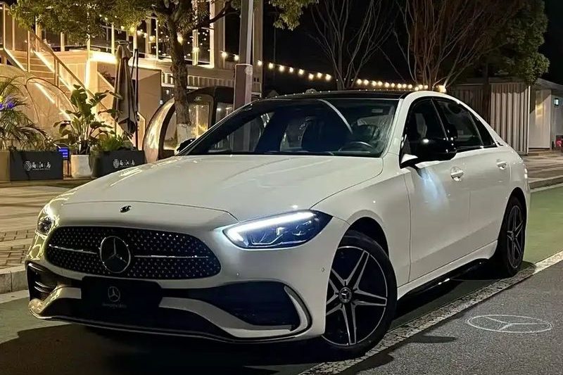 Подержанный Mercedes-Benz C 260 L Night Edition 2025 года выпуска. Компактный роскошный седан. Элегантный, динамичный, маневренный. Роскошный салон.