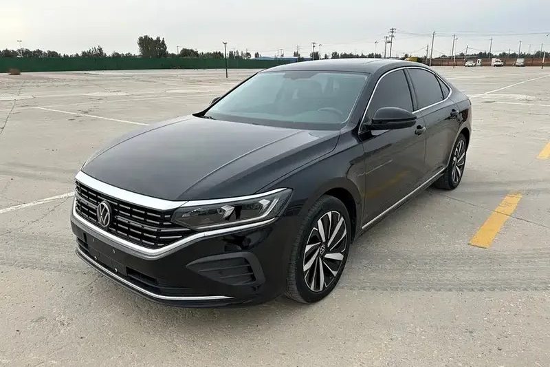 Продается подержанный автомобиль Volkswagen Passat 2024 330TSI Elite Edition в отличном состоянии, произведенный в Китае, популярный подержанный седан.