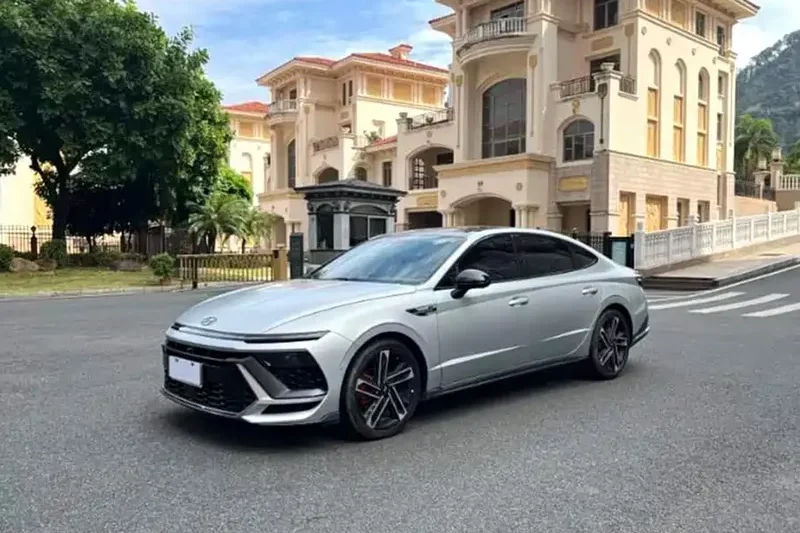 Hyundai Sonata 2.0T 8AT N Line Max 2024 года: отзывчивое ускорение, плавное переключение передач для спортивной езды в повседневной жизни.